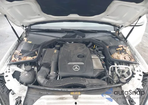 2016 Mercedes-Benz C 300 Luxury 4Matic z USA, uszkodzony, nr VIN 55SWF4KB8GU165786